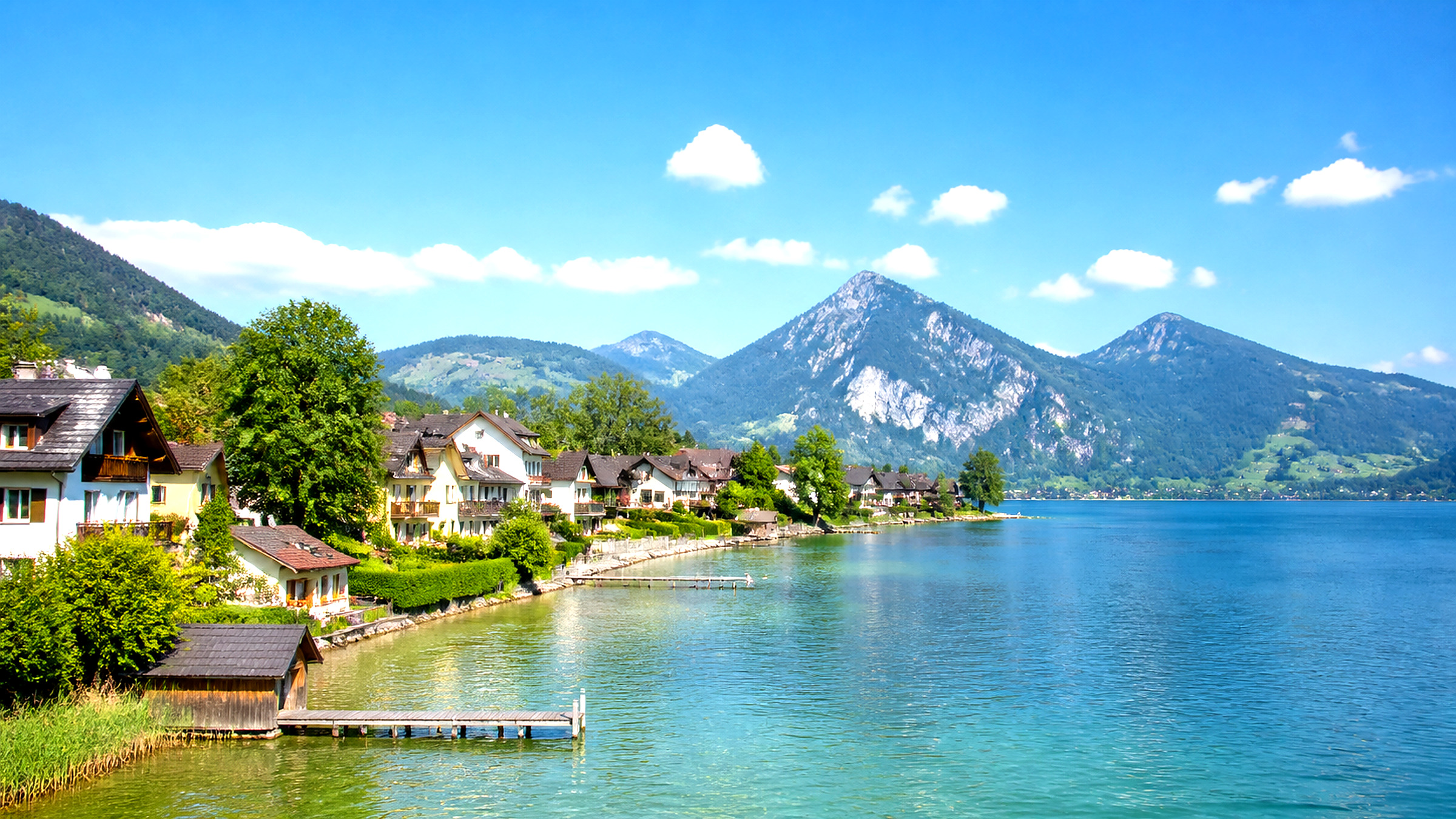 Mondsee mit Marktgemeinde, Ufer und umliegenden Bergen